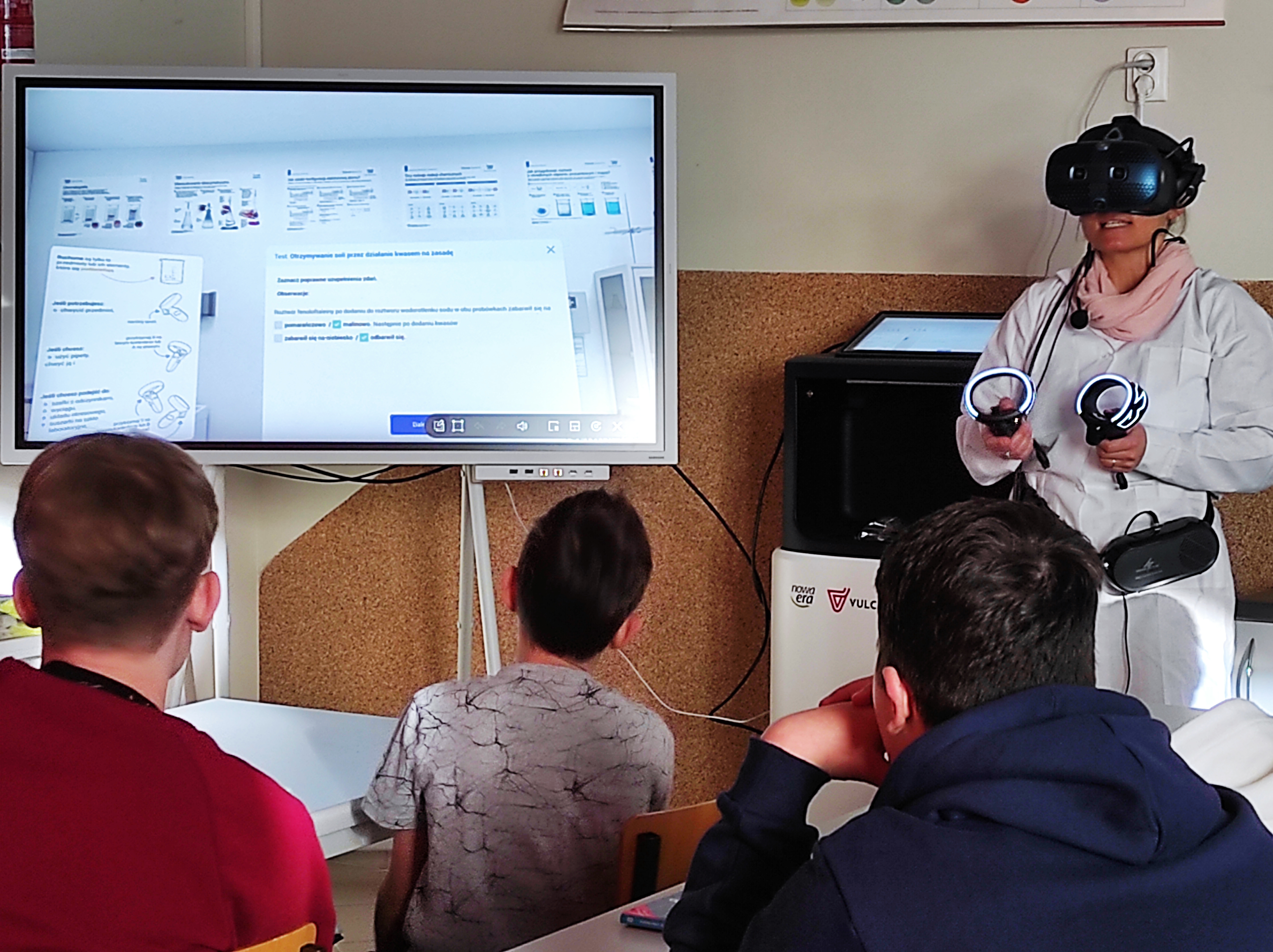 nauczycielka wykonuje wirtualny test za pomocą googli VR