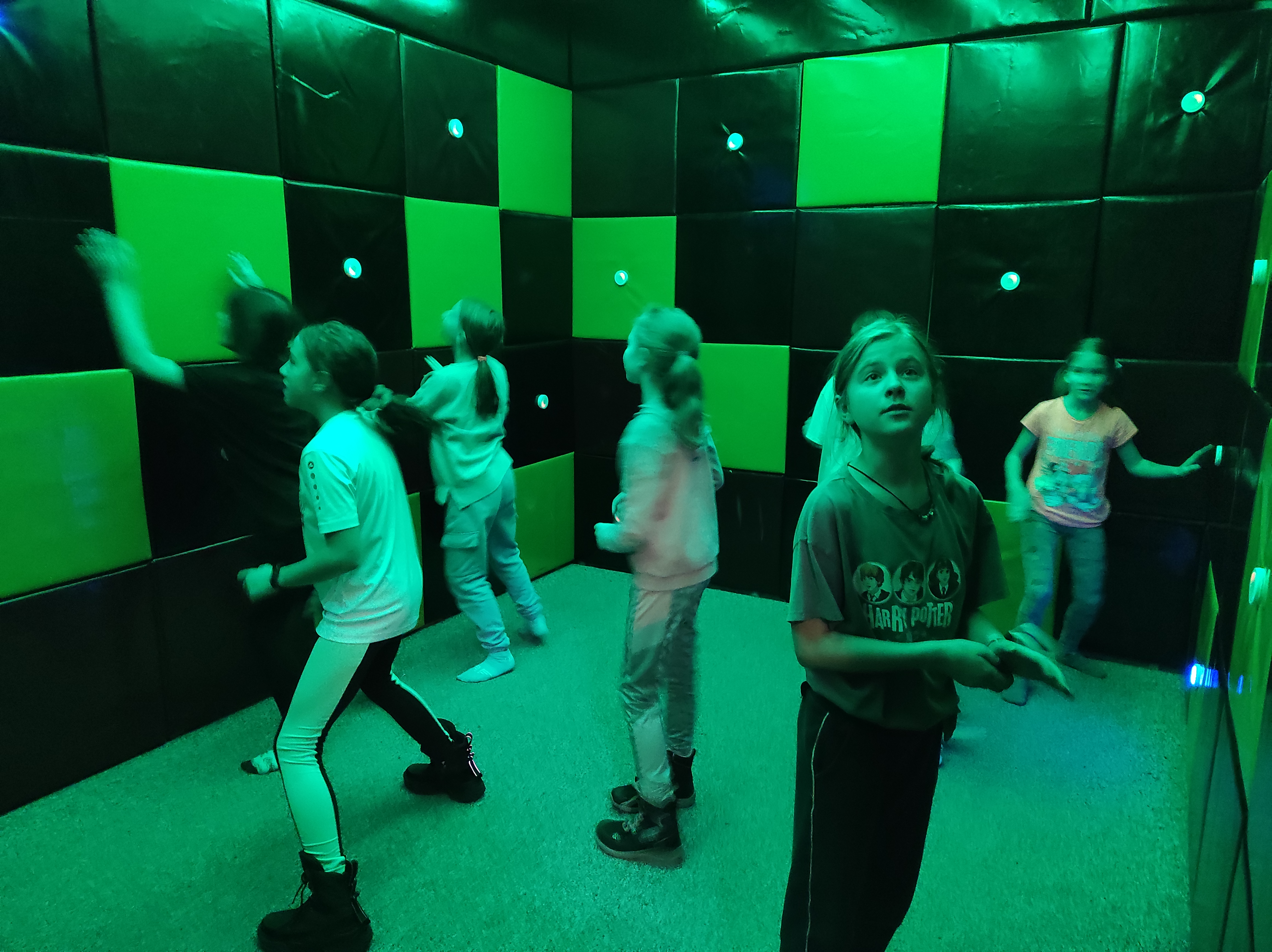 uczniowie bawiący się w refleks room