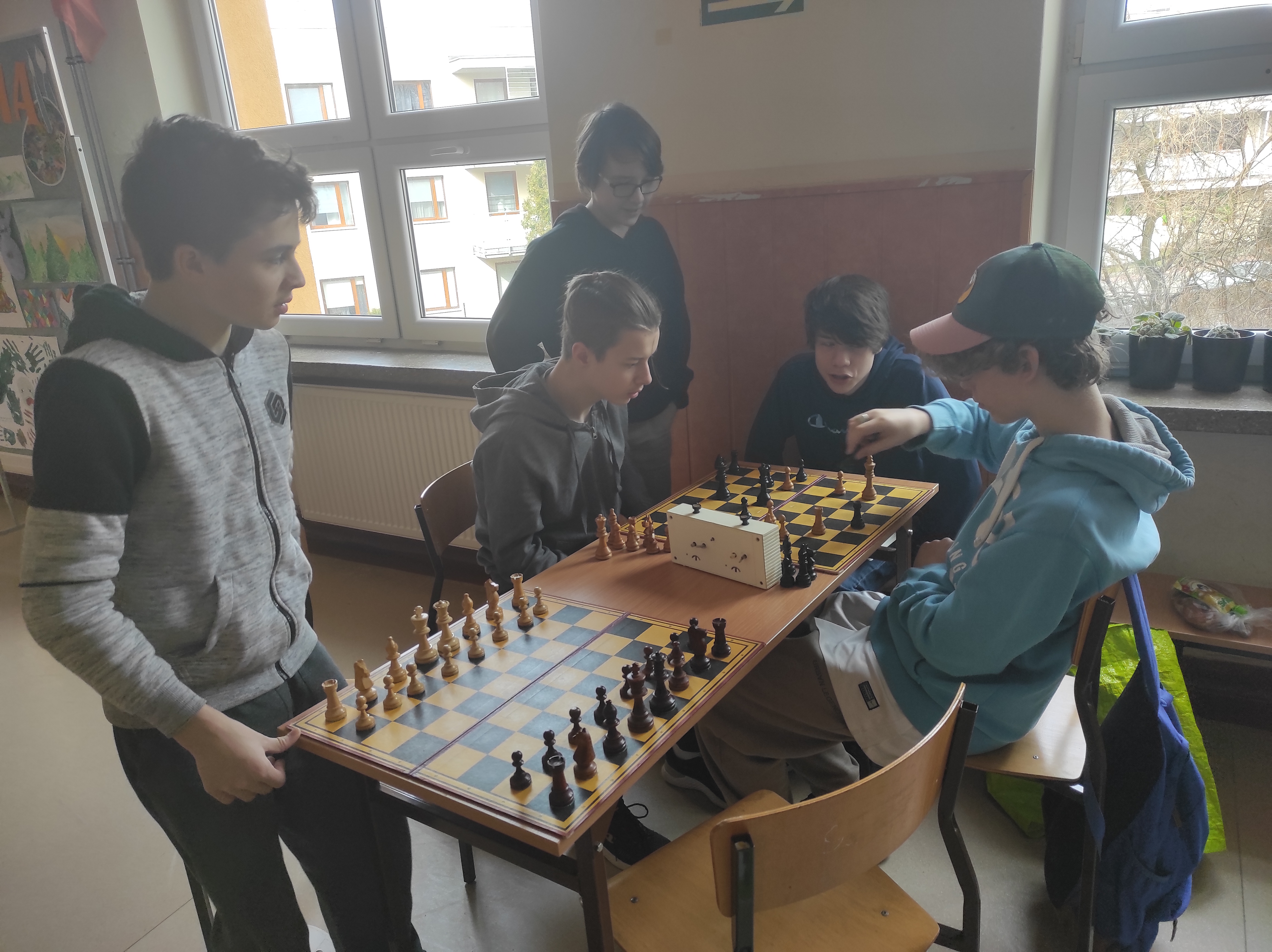 uczniowie grają w szachy na przerwie