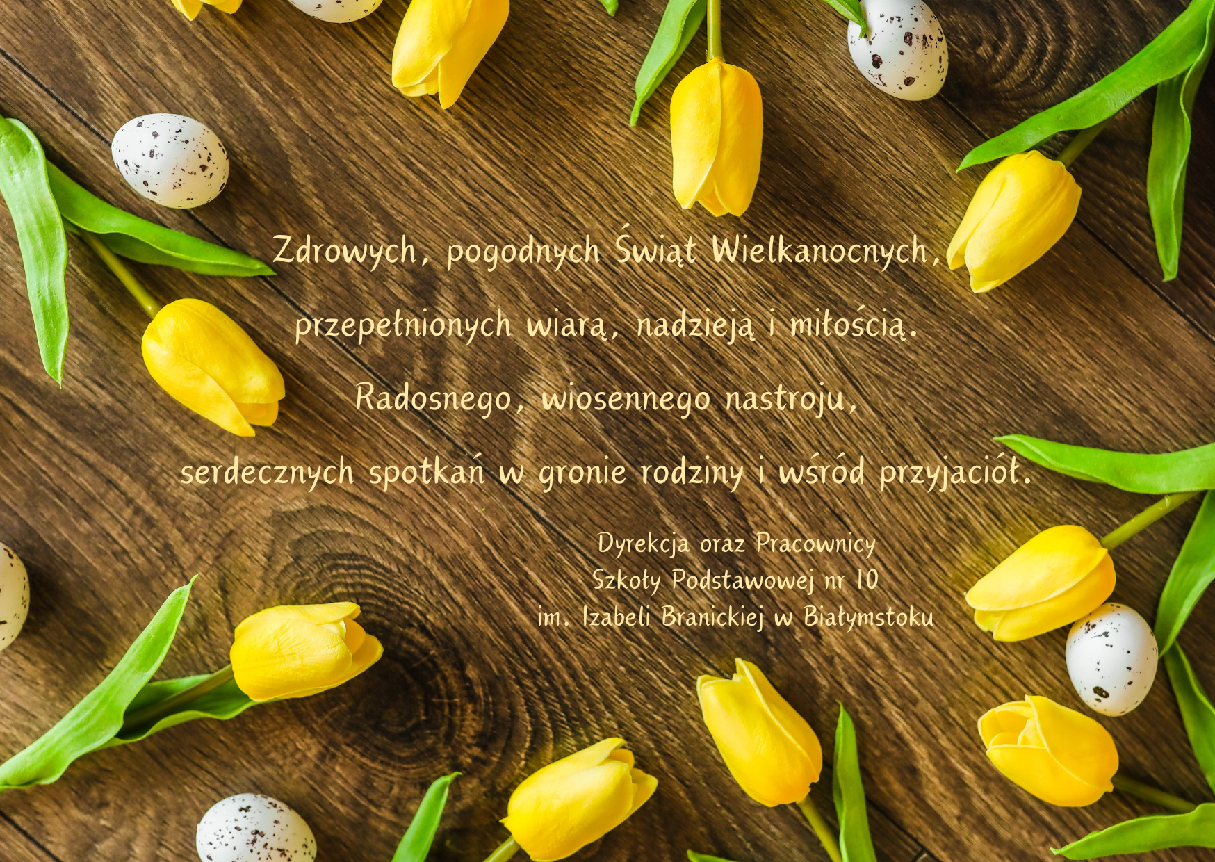 Życzenia Wielkanocne na tle w postaci drewnianej deski, tulipanów i kolorowych jajek.