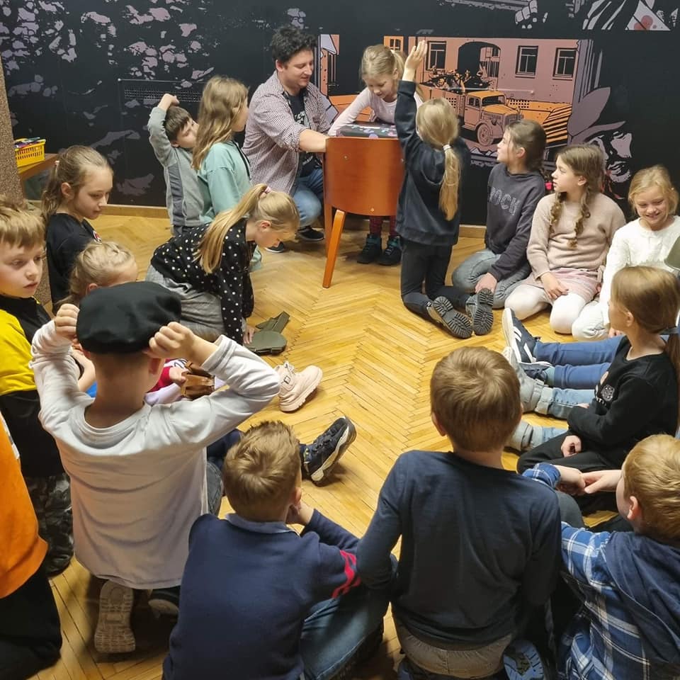 uczniowie biorą udział w warsztatach w Muzeum Wojska Polskiego