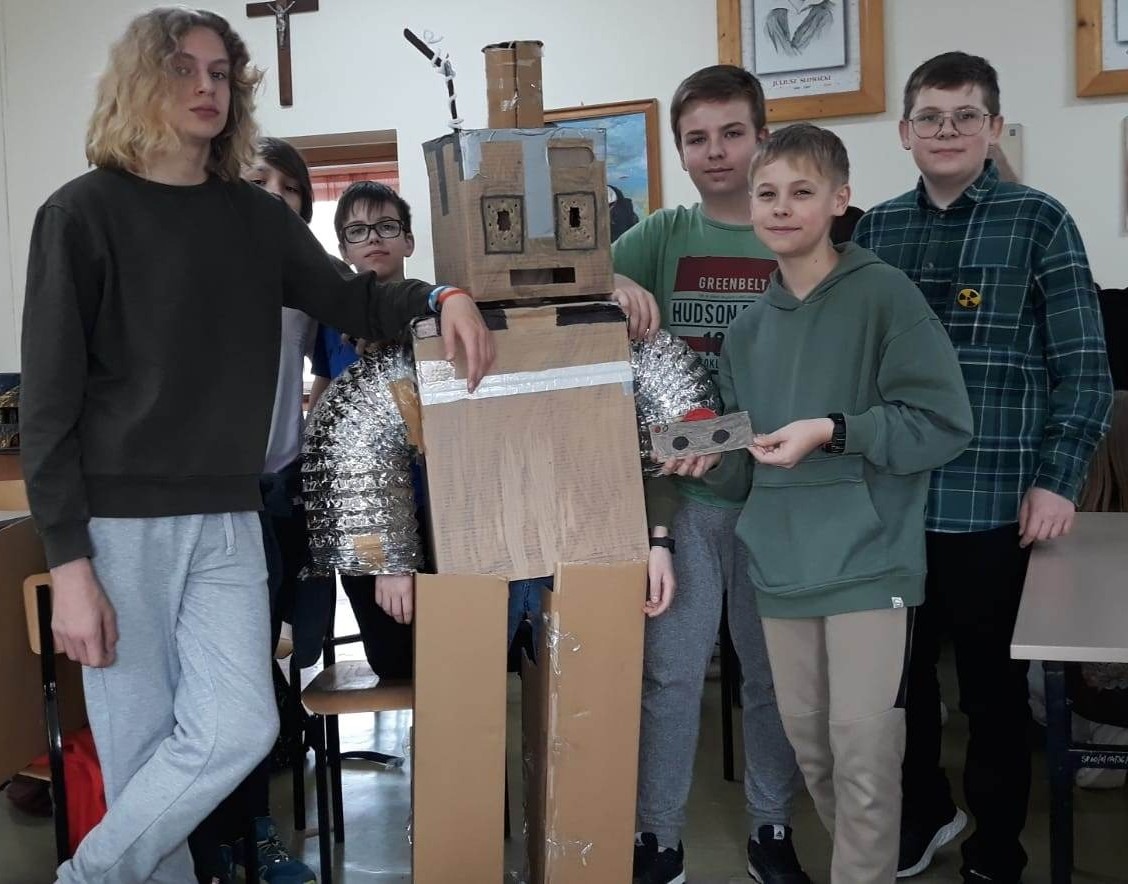 uczniowie z wykonanym przez siebie robotem eko