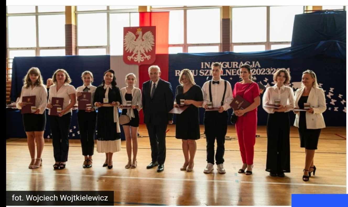nagrodzeni uczniowie wraz z prezydentem Białegostoku