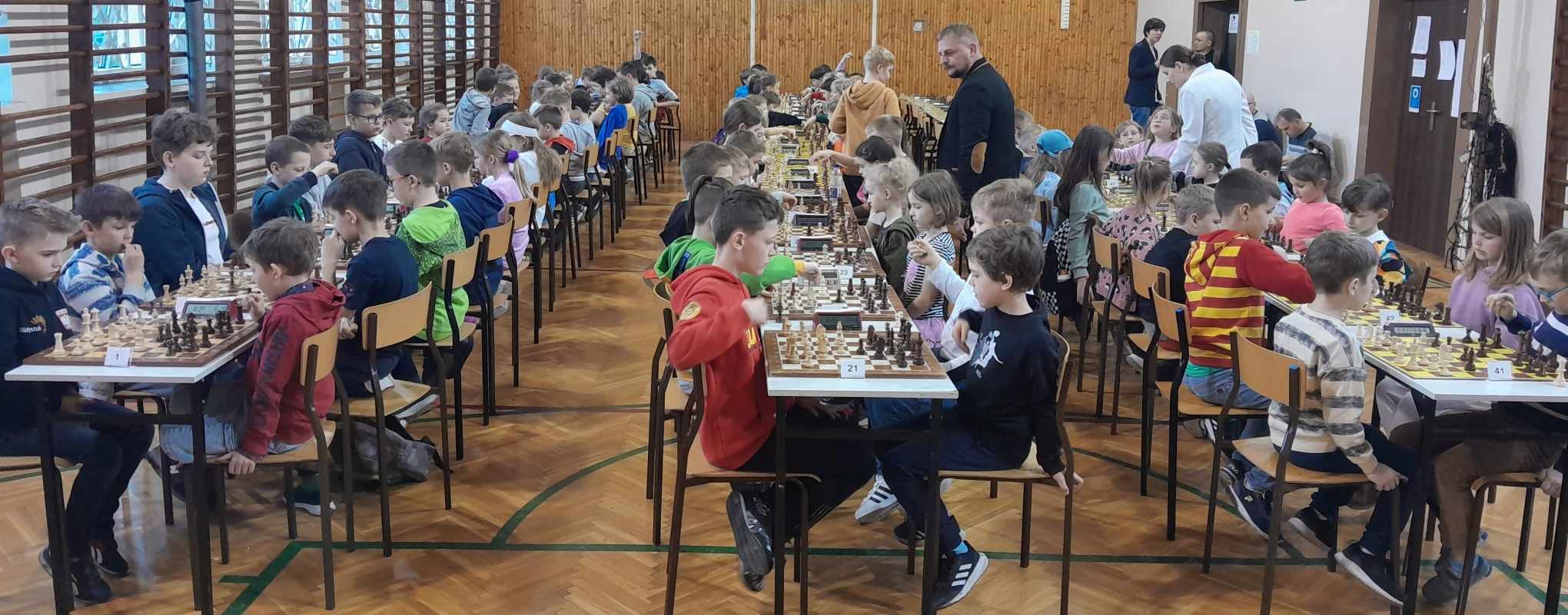 uczniowie na turnieju szachowym