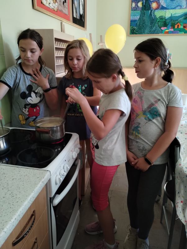 uczennice gotują makaron