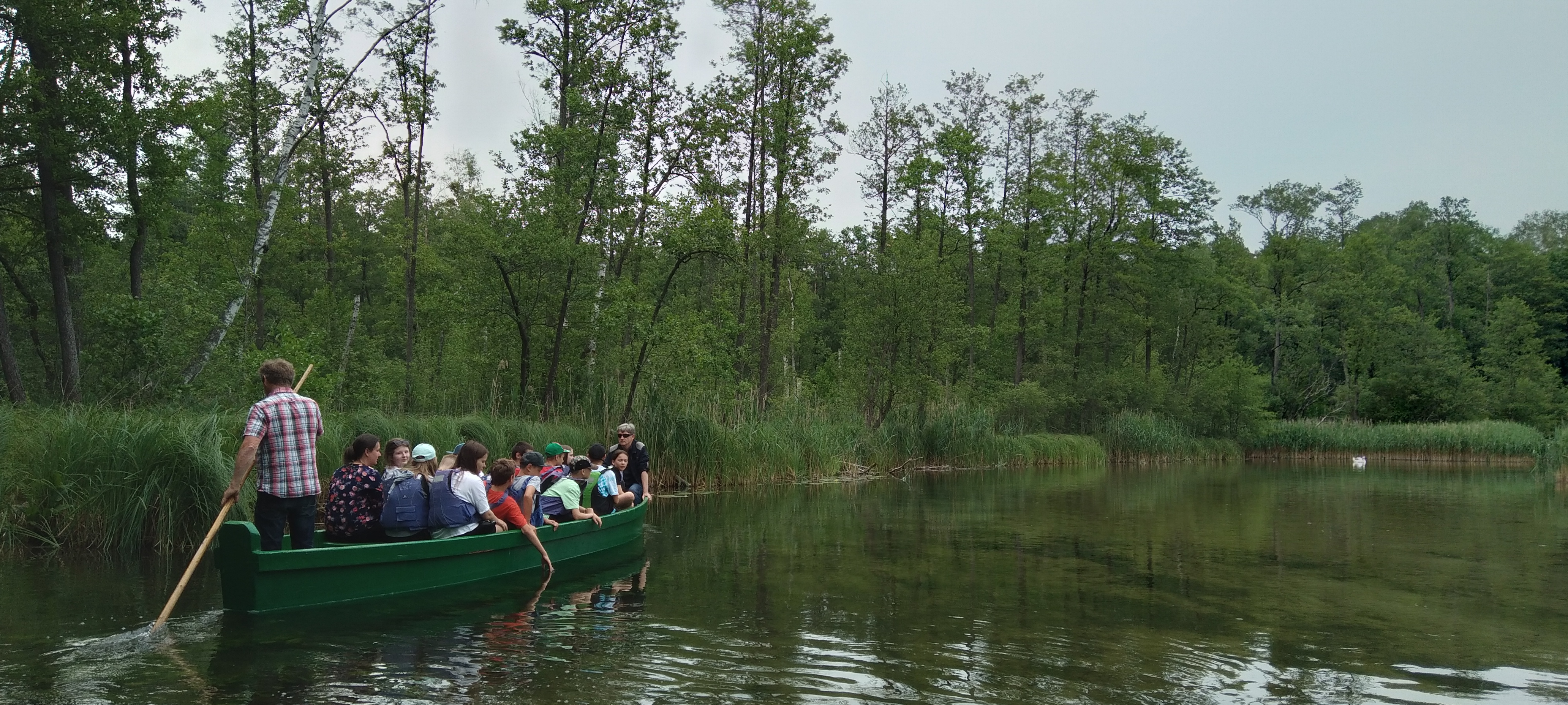 uczniowie podczas spływu łodzią